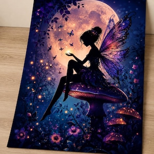 Könnte beinhalten: Ein rechteckiger Wandkunstdruck mit der Silhouette einer Fee mit großen violetten Flügeln, die auf einem riesigen Pilz sitzt. Die Szene ist vor einem großen, leuchtenden Vollmond platziert, umgeben von kleinen Schmetterlingen und violetten Blumen.