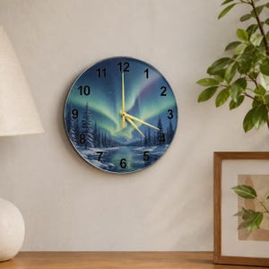 Relógio de Vidro Aurora Boreal, Decoração de Parede Redonda Noite de Inverno na Floresta, Relógio de Arte Etérea da Natureza, Observatório Celestial Minimalista