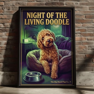 Op de afbeelding: Een ingelijste poster met de titel NIGHT OF THE LIVING DOODLE met een krullende goudbruine hond in een ronde mand. Op de achtergrond slaapt een persoon in een bed met een lichtgevende klok. Een metalen kom staat op de voorgrond. Tekst The Big Mood Pup Co. is zichtbaar.