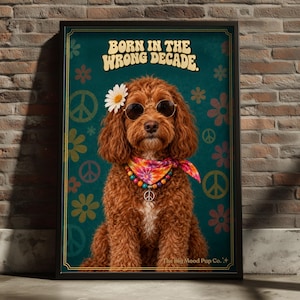 Pode incluir: Um cartaz emoldurado com um cão castanho de pelo encaracolado a usar óculos de sol redondos, uma margarida branca, uma bandana tie-dye e um colar de contas com um símbolo de paz. O fundo azul-petróleo exibe flores e o texto BORN IN THE WRONG DECADE.