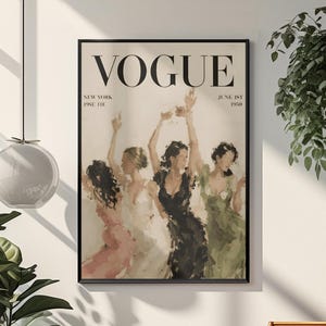 Könnte beinhalten: Ein gerahmter Wandkunstdruck, der ein Vintage-Vogue-Magazin-Cover vom 1. Juni 1950 zeigt. Das Kunstwerk stellt vier Figuren in fließenden Kleidern in Rosa, Weiß, Schwarz und Grün dar, die ihre Arme in einer feierlichen Pose vor cremefarbenem Hintergrund heben.