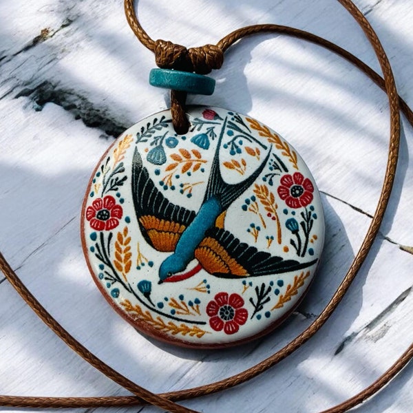 Colgante de golondrina de terracota hecho a mano: collar bohemio ajustable