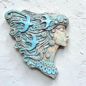 Handgemaakte Sky Goddess muurhanger: steengoed sculptuur, mythisch decor, Swift Bird Art, Wales