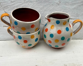SPOTTY JUG/CUP Set - Set di ceramiche e brocche fatte a mano - Spotty Cups - Spotty Jug - Ceramica in terracotta fatta a mano - Fatto a mano in Galles