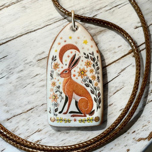 Pendentif lièvre en terre cuite fait main : collier d'art populaire contemplant la lune
