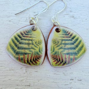 Orecchini a forma di felce in ceramica fatti a mano: gioielli botanici in argento sterling