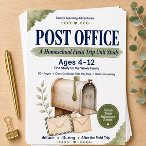 Può includere: Un opuscolo educativo intitolato Post Office: A Homeschool Field Trip Unit Study per bambini dai 4 ai 12 anni. La copertina presenta un'illustrazione ad acquerello di una cassetta postale e buste, con testo che descrive 80+ pagine di apprendimento.