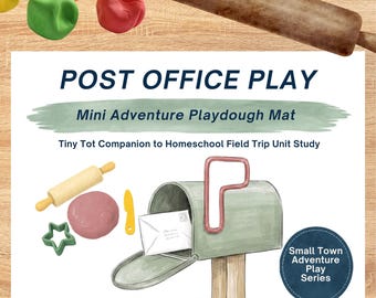 Op de afbeelding: Een speelklei-mat met de tekst POST OFFICE PLAY, Mini Adventure Playdough Mat en Tiny Tot Companion to Homeschool Field Trip Unit Study. Bevat illustraties van een brievenbus, envelop, deegroller, stervormige uitsteker en klei.