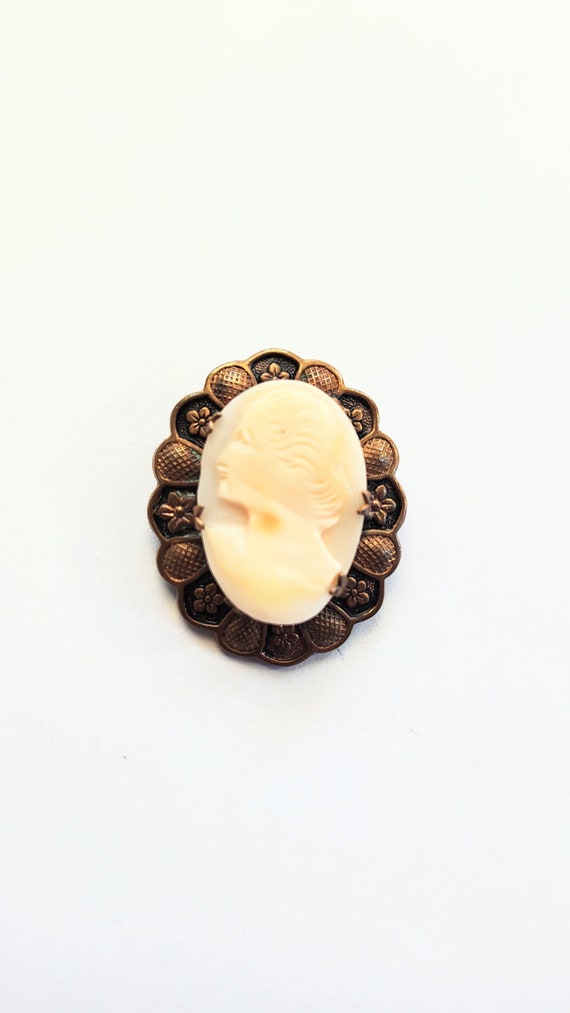 Antique Cameo Shell Pin Brooch