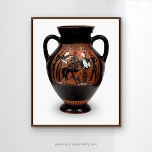 Puede incluir: Un jarrón ánfora de cerámica en color negro y terracota con dos asas y un friso central que representa figuras de estilo griego antiguo. El jarrón se muestra dentro de un marco marrón de 40,6x50,8 cm, exhibiendo una escena narrativa detallada.
