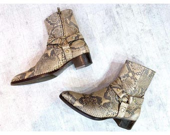Stivaletti da uomo in pelle di serpente fatti a mano, stivali da cowboy con stampa pitone e fibbia, stivali eleganti Chelsea in stile western, tacco cubano