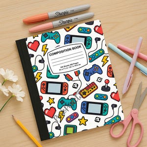 Könnte beinhalten: Ein Notizbuch mit weißem Einband und einem bunten Muster aus verpixelten Videospiel-Controllern, Handheld-Konsolen, Herzen und Blitzen. Das Etikett lautet: COMPOSITION BOOK, 100 Sheets 200 Pages, 9 3/4 x 7 1/2 in / 24.7 x 19.0 cm.