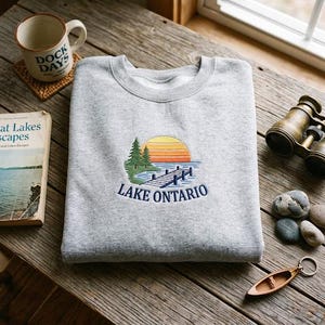 Besticktes Sweatshirt mit Ontariosee-Motiv, Rundhalsausschnitt mit Pier-Dock-See-Motiv, Wanderpullover von Pine Tree Outdoors, Souvenir vom Camping an den Großen Seen