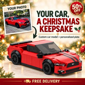 Op de afbeelding: Een rood speelgoedauto-model van bouwstenen met zwarte racestrepen, zwarte wielen en een zwarte spoiler. De afbeelding bevat de tekst YOUR CAR, A CHRISTMAS KEEPSAKE, Custom car model + personalized plate en YOUR PHOTO.