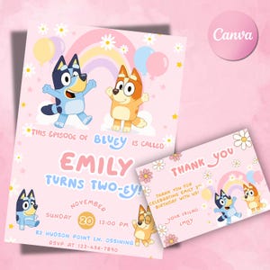 Puede incluir: Un conjunto de tarjeta de invitación y agradecimiento rosa con los personajes Bluey y Bingo, un arcoíris, margaritas y globos. El texto dice: This episode of Bluey is called Emily turns two-ey, November 20, 12:00 PM, 82 Hudson Point Ln, Ossining.