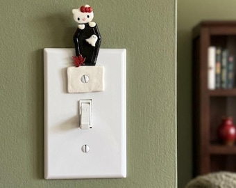Handgefertigter, einzigartiger Lichtschalteranhänger in Form einer gruseligen weißen Katze, Halloween-Dekoration, inspiriert von Hello Kitty