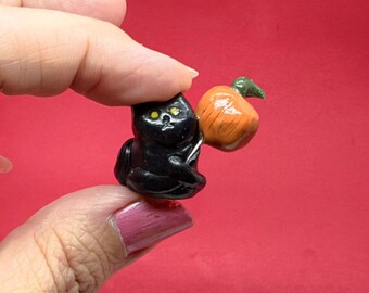 Künstlerisch gefertigte Halloween-Katzenfiguren: Handgefertigte, einzigartige Miniatur-Gruselkatzenskulpturen