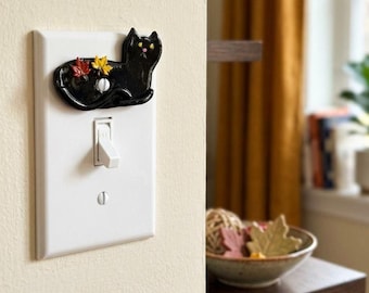 Handgefertigter, einzigartiger Lichtschalter-Anhänger mit schwarzer Katze, Dekoration mit Herbstlaub
