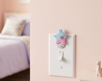 Handgefertigter, einzigartiger Lichtschalteraufsatz in Pastellsternform, Wandplattenakzent mit floralem Schimmer