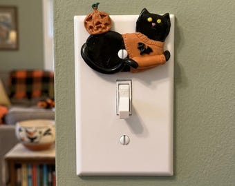 Handgefertigter, einzigartiger Halloween-Lichtschalteranhänger mit schwarzer Katze, Kürbisdeko
