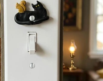 Handgefertigte, einzigartige Lichtschalterabdeckung mit schwarzer Katze, Wanddekoration mit Eichhörnchen-Waldmotiv