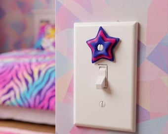 Einzigartige Künstleranfertigung – Lichtschalteraufsatz mit Sternenmuster, Retro-Wandplattenakzent in Blau und Rosa
