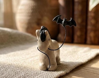 Handbemalte Halloween-Pferdeminiaturfigur mit Fledermausballon, winzige Tondekoration