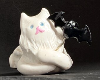 Künstlerisch gestaltete, flauschige Halloween-Katze mit Fledermaus-Ballonfreund: Handgefertigtes Unikat – gruseliges Miniaturkätzchen