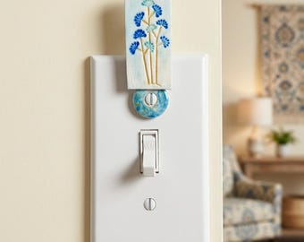Lichtschalteraufsatz mit botanischen Wildblumen, blaue florale Wandplatte