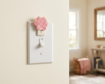 Lichtschalteraufsatz in Rosa Mandala-Optik, Unikat, geprägte florale Wandplatte, handgefertigt von einer Künstlerin