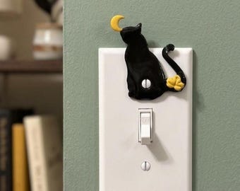 Handgefertigter, einzigartiger Lichtschalter-Anhänger in Form einer schwarzen Katze mit Halbmondmotiv, Mondlicht-Herbstblatt