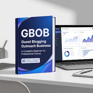 Könnte beinhalten: Ein blaues Buch mit dem Titel GBOB Guest Blogging Outreach Business A Complete Beginner-to-Professional Course mit 42 Lessons + Templates 30-Day Action Plan, das neben einem Laptop mit digitalen Marketinganalysen und Diagrammen steht.