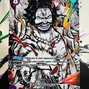 Op de afbeelding: Een One Piece ruilkaart met Gol D. Roger, een krachtniveau van 10000 en een kostprijs van 8. De kaart toont een zwart-witte illustratie in inktstijl met rode en gouden holografische accenten en tekst met de spelregels van de kaart.