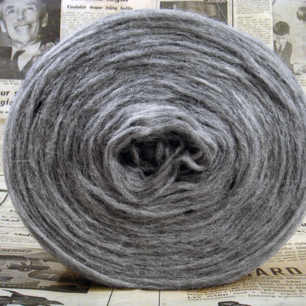 Icelandic wool. Un Spun Lopi (plötulopi). Light Grey.