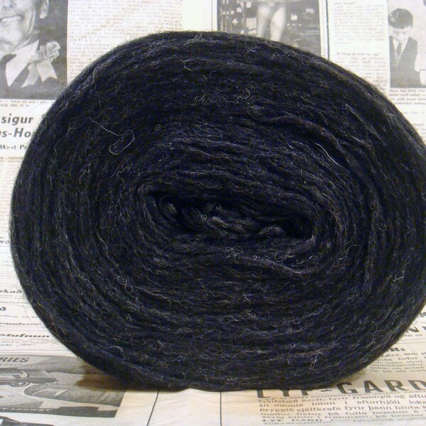 Icelandic wool. Un Spun Lopi (plötulopi). Black sheep heather.