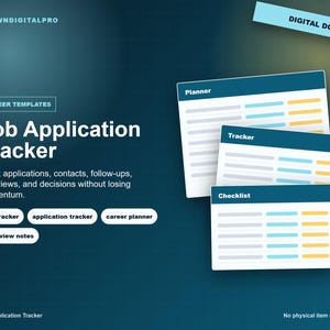 Op de afbeelding: Een digitaal sjabloon voor het bijhouden van sollicitaties met drie gestapelde witte documentkaarten met blauwgroene koppen, gelabeld als Planner, Tracker en Checklist. De donkerblauwgroene achtergrond toont de tekst CROWNDIGITALPRO, CAREER TEMPLATES, Job Application Tracker en beschrijvende punten.