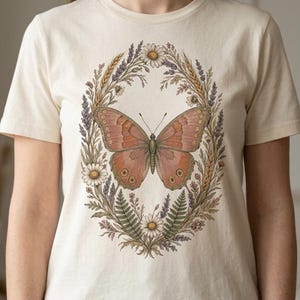 Cottagecore-Schmetterling (PNG), Wildblumenkranz-Shirt-Design, Boho-Schmetterling-Sublimationsdesign, transparenter Hintergrund, kommerzielle Nutzung Bild 2