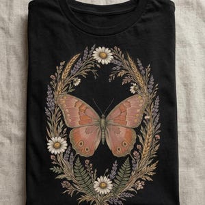 Cottagecore-Schmetterling (PNG), Wildblumenkranz-Shirt-Design, Boho-Schmetterling-Sublimationsdesign, transparenter Hintergrund, kommerzielle Nutzung Bild 4