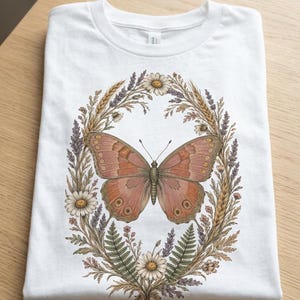 Cottagecore-Schmetterling (PNG), Wildblumenkranz-Shirt-Design, Boho-Schmetterling-Sublimationsdesign, transparenter Hintergrund, kommerzielle Nutzung Bild 3