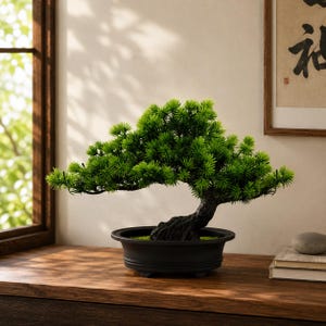 Peut inclure: Un petit bonsaï artificiel doté d'un feuillage vert vif en forme d'aiguilles et d'un tronc brun foncé texturé. L'arbre est planté dans un pot ovale peu profond noir mat posé sur une surface plane, offrant une apparence détaillée et réaliste.