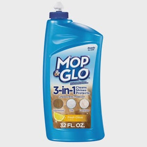 以下が含まれることがあります： 青いプラスチック製のMop & Glo 3-in-1床用クリーナーボトル。白いノズルキャップ付き。ラベルには「Mop & Glo」「3-in-1 Cleans Shines Protects」「Fresh Citrus Scent」「32 FL. OZ.」の文字があり、ハードウッド、タイル、ラミネートのアイコンが表示されています。