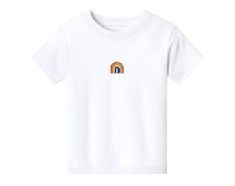 Maglietta bianca taglia 5T con toppa arcobaleno