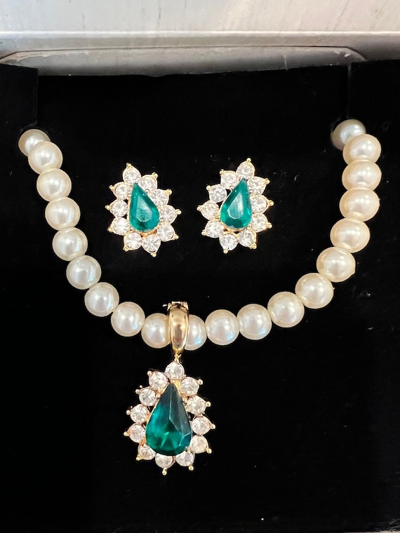 Avon Pearlesque May Emerald Birthstone Necklace &… - image 1