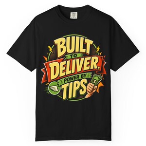 Könnte beinhalten: Ein schwarzes Kurzarm-T-Shirt mit einem Grafikdesign und dem Text BUILT TO DELIVER, POWER BY TIPS. Die Illustration zeigt eine Hand, die grüne Geldscheine hält, ein geflügeltes Symbol sowie gelbe, orangefarbene und grüne Akzente auf dunklem Grund.