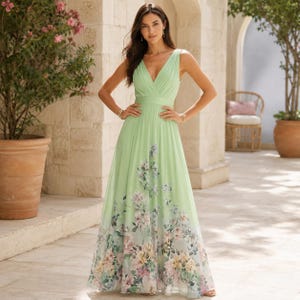Vestido largo de gasa verde con estampado floral, escote en V, estilo bohemio para invitadas a bodas de verano.