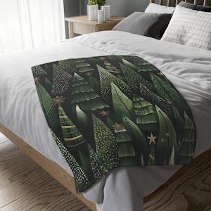 Puede incluir: Una manta de color verde oscuro con un patrón repetitivo de árboles de hoja perenne estilizados en varios tonos de verde, acentuados con estrellas doradas y pequeños puntos multicolores que parecen luces brillantes.