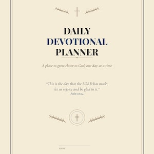 Op de afbeelding: Een crèmekleurige omslag voor een dagelijkse devotieplanner met donkerblauwe tekst: DAILY DEVOTIONAL PLANNER, A place to grow closer to God, one day at a time en Psalm 118:24. Het bevat een kruissymbool, lauriertakken en lijnen voor naam en datum.