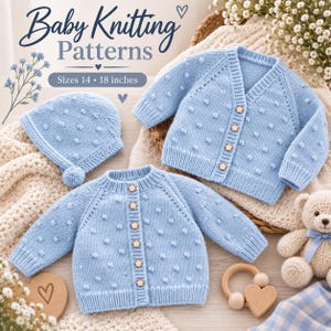 Puede incluir: Dos cárdigans de punto para bebé en color azul claro con texturas de bodoques y botones en forma de flor, acompañados de un gorro a juego. El texto dice Baby Knitting Patterns y Sizes 14 - 18 inches. Incluye un corazón y un sonajero de madera.
