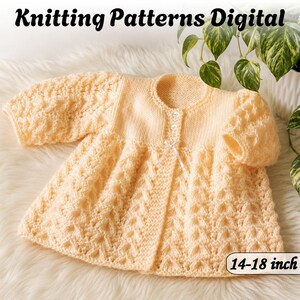 Peut inclure: Un gilet tricoté jaune pâle avec un motif en dentelle texturé sur les manches et le bas, un empiècement lisse, deux petits boutons et un fin ruban blanc. Le texte Knitting Patterns Digital et 14-18 inch est visible.
