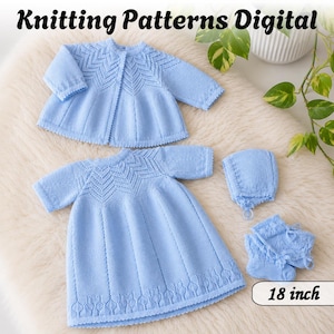 Peut inclure: Un ensemble tricoté bleu clair comprenant un gilet à manches longues, une robe à manches courtes, un bonnet et des chaussons, avec un motif chevron sur l'empiècement et un ourlet décoratif. Le texte Knitting Patterns Digital et 18 inch est visible.